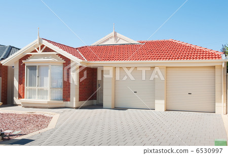 Modern Suburban House 6530997