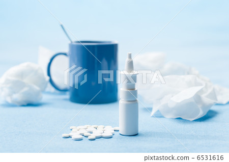 Cold illness medicaments, tea and tissues 6531616