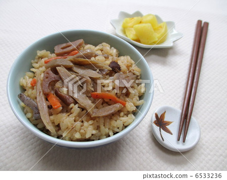 牛蒡煮熟的米飯和湯 牛蒡煮熟的米飯和湯 6533236