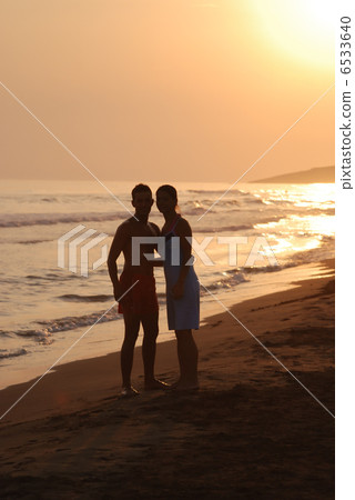 romantic couple on beach 6533640
