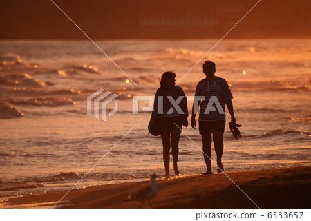 romantic couple on beach 6533657