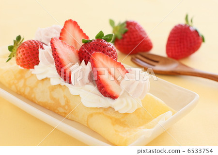 Crepe sweet strawberries 6533754