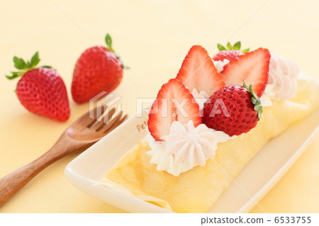 Crepe sweet strawberries 6533755
