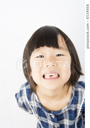 My baby teeth are gone. 6534956