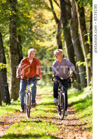 Seniors exercising with bicycle 6539190