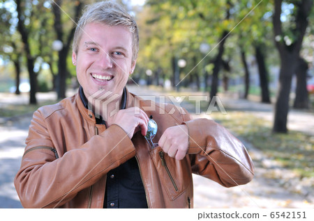 Handsome young man smiling outdoors 6542151