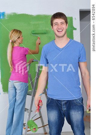 happy couple paint wall at new home happy couple paint wall at new home 6542894