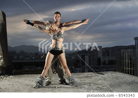 romantic urban couple dancing outdoor 6543343