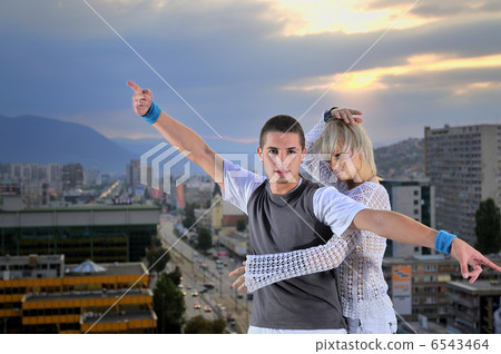 romantic urban couple dancing on top of bulding 6543464