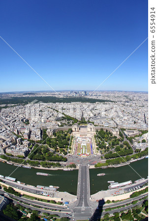 Overlooking Paris. Refreshing light and green in early summer. 6554914