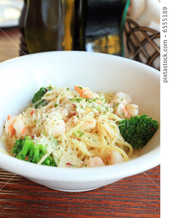 Delicious shrimp and broccoli pasta 6555189