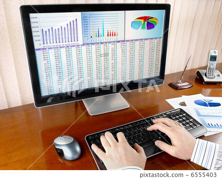 Analyzing Data on Computer 6555403