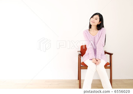 坐在椅子上的女人 坐在椅子上的女人 6556020