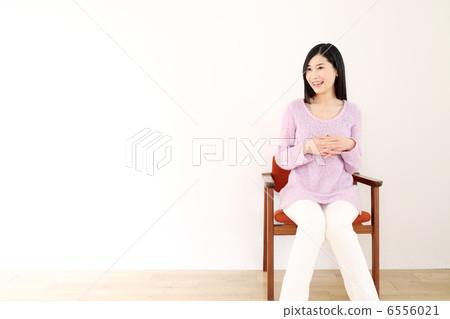 坐在椅子上的女人 坐在椅子上的女人 6556021