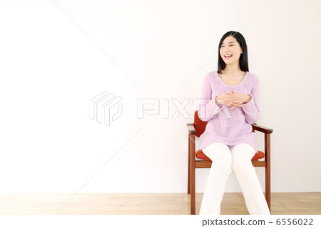 坐在椅子上的女人 坐在椅子上的女人 6556022