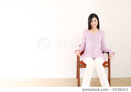 坐在椅子上的女人 坐在椅子上的女人 6556023