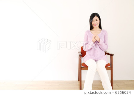坐在椅子上的女人 坐在椅子上的女人 6556024