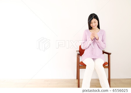 坐在椅子上的女人 6556025