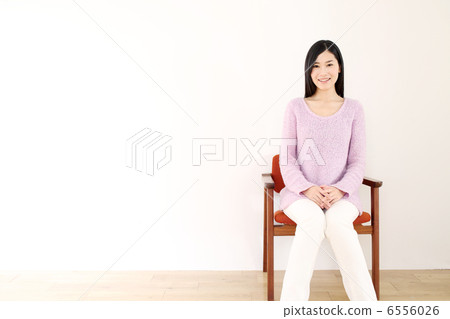 坐在椅子上的女人 6556026
