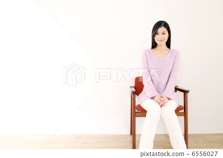 坐在椅子上的女人 坐在椅子上的女人 6556027