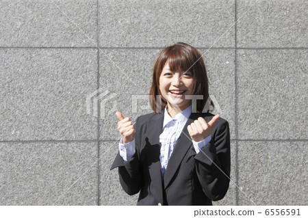 Female employee 6556591