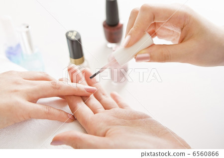 婦女在美甲沙龍佩戴指甲油 6560866