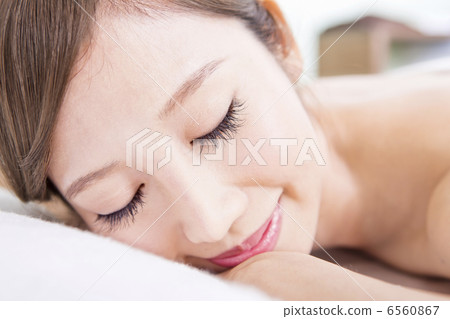 一名女子正在接受身體治療 6560867