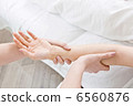 Hand massage treatment 6560876