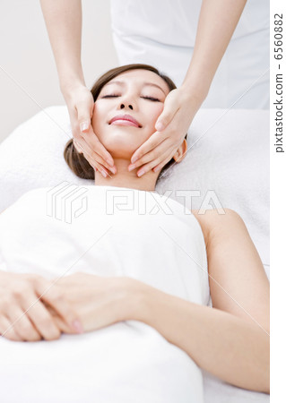 接受面部美容治療的婦女 接受面部美容治療的婦女 6560882