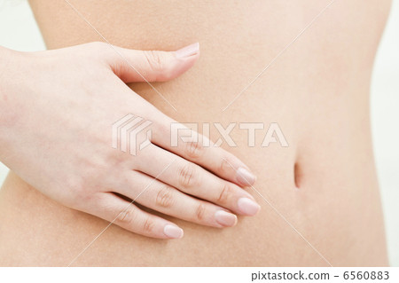 一隻女人的手在她的肚子上的手 一隻女人的手在她的肚子上的手 6560883