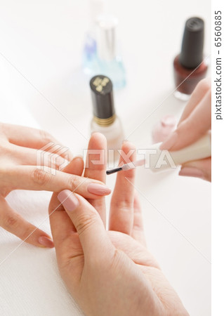 婦女在美甲沙龍佩戴指甲油 婦女在美甲沙龍佩戴指甲油 6560885