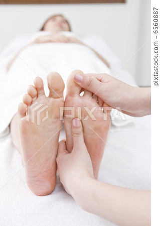 Foot massage treatment 6560887
