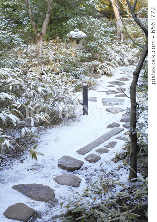 Japanese garden of snow 6561772