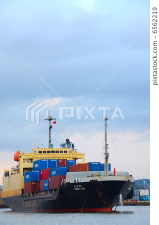 Cargo ship [vertical] 6562219