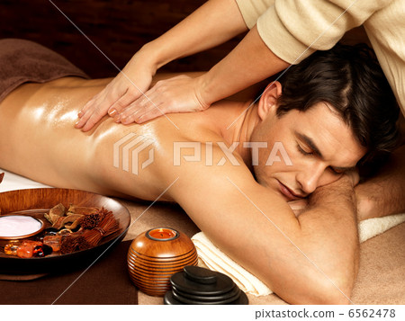Man having massage in the spa salon 6562478