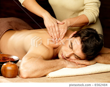 Man having massage in the spa salon 6562484