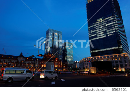 Light-up of Tokyo Station Marunouchi station building and JP Tower · Kitte under construction 6562501