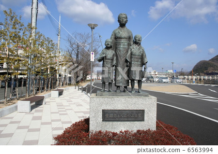 紅點綴的雕像 6563994