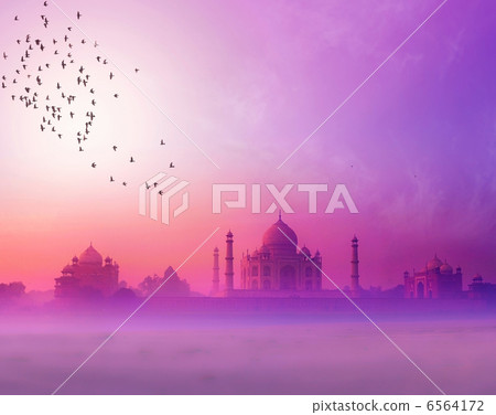 India. Taj Mahal sunset silhouette. Tajmahal palace in sunset sk 6564172