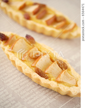 Apple and raisins tart (vertical position) Apple and raisins tart (vertical position) 6564471