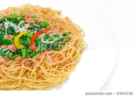 A delicious rape flower Japanese style pasta 6565336