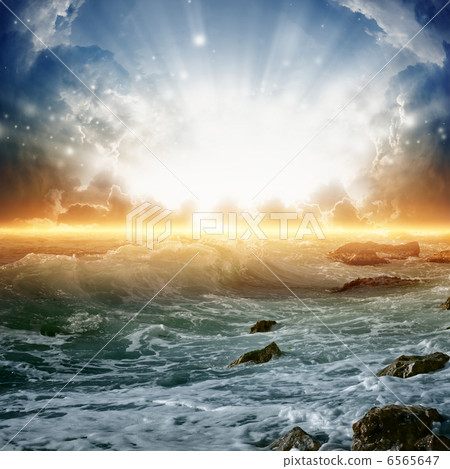 Beautiful sunrise on sea 6565647