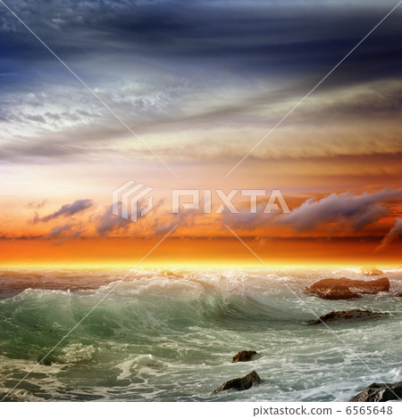 Beautiful sunset on sea 6565648