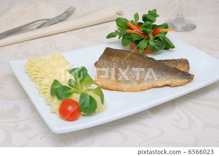 Baked fillet of sea bass 6566023
