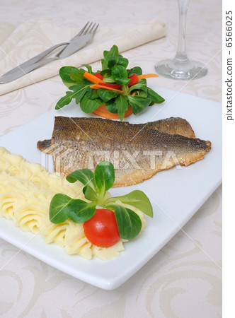 Baked fillet of sea bass 6566025