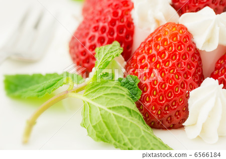 Strawberry  6566184