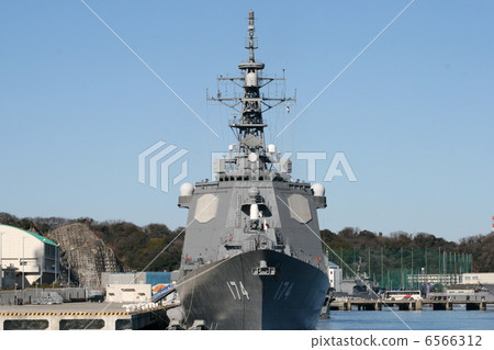 Escort ship Kirishima's entrance to the port 6566312