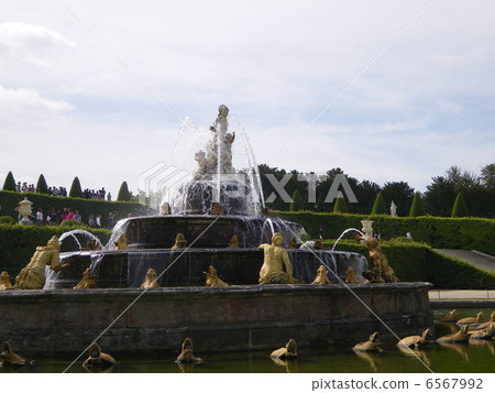 The fountain of the Palace of Versailles The fountain of the Palace of Versailles 6567992