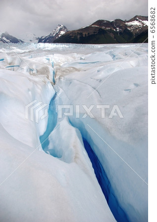 Crevasse of the Pelitomo Leno glacier 6568682