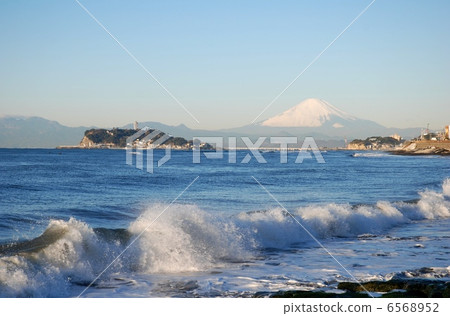 Enoshima from Inamuragasaki and Mt. Fuji 6568952